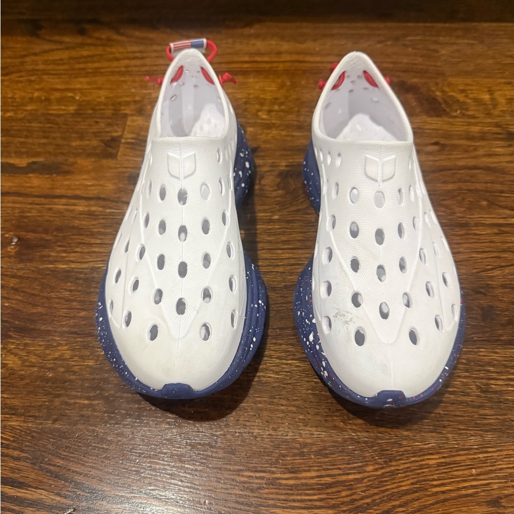 Kane mens/kids size 4 White and Blue Kids Slip On shoes- like new